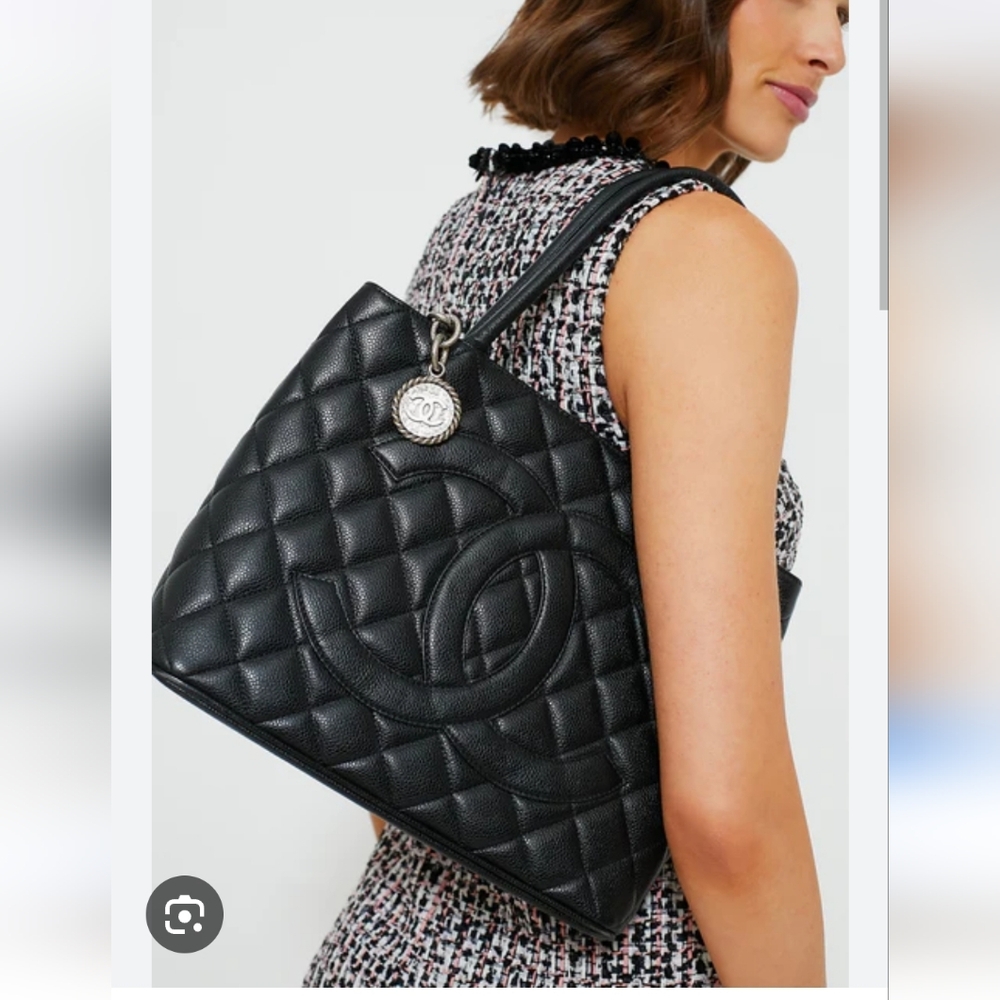 CHANEL Medallion Black Quilted Caviar Leathet Tote - Picture 16 of 16